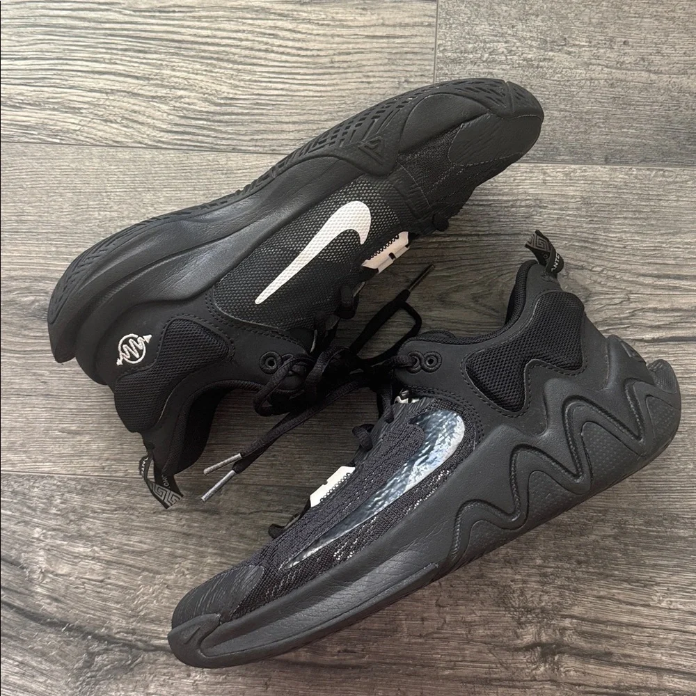 Boy’s Nike Giannis Immortality 2 Basketball Shoes Youth Size 6